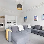 Joivy Splendid 4-Bed Flat Near The Castle