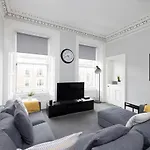 Joivy Splendid 4-Bed Flat Near The Castle
