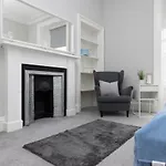 Joivy Splendid 4-Bed Flat Near The Castle